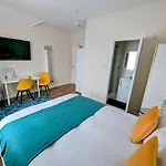 King En Suite Room Close To Heathrow Airport